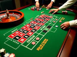 Tampilan studio live Sic Bo di hitz4d dengan dealer dan tiga dadu